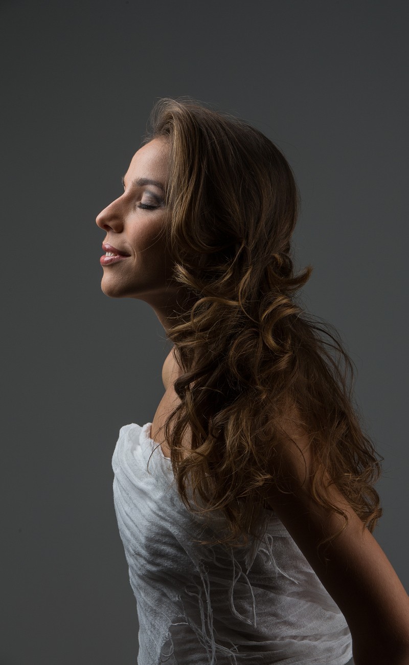 chica con peinado y vestido blanco